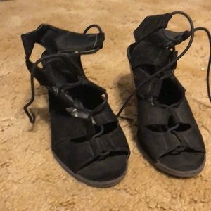 Black velvet lace tightening heels